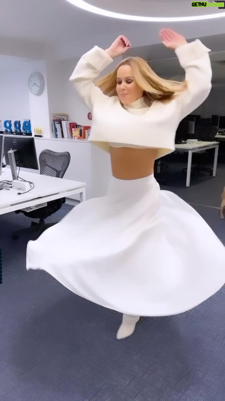 Amanda Holden Instagram - #spinning into #friday !