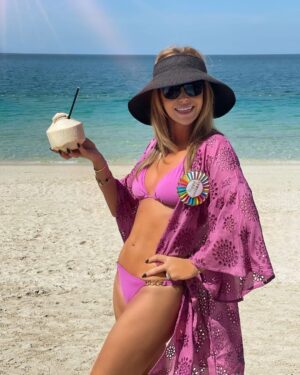 Amanda Holden Instagram - 52 today -grateful to be alive and happy with people I love ❤️