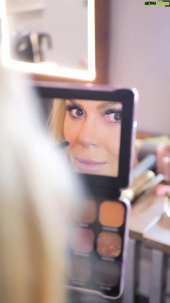 Amanda Holden Instagram - That’s a wrap @bgt London auditions 🇬🇧 See you soon Manchester 💋all products @revolutionpro