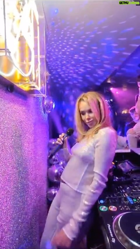 Amanda Holden Instagram - The latest trend. #murderonthedancefloor @lexi.hughes_official 18th … enjoy 😂 the entire long version with all guests is on my TikTok account…