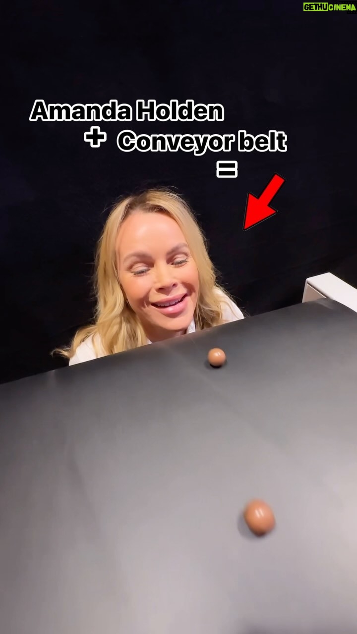 Amanda Holden Instagram - @noholdenback + Conveyor Belt = 🫣