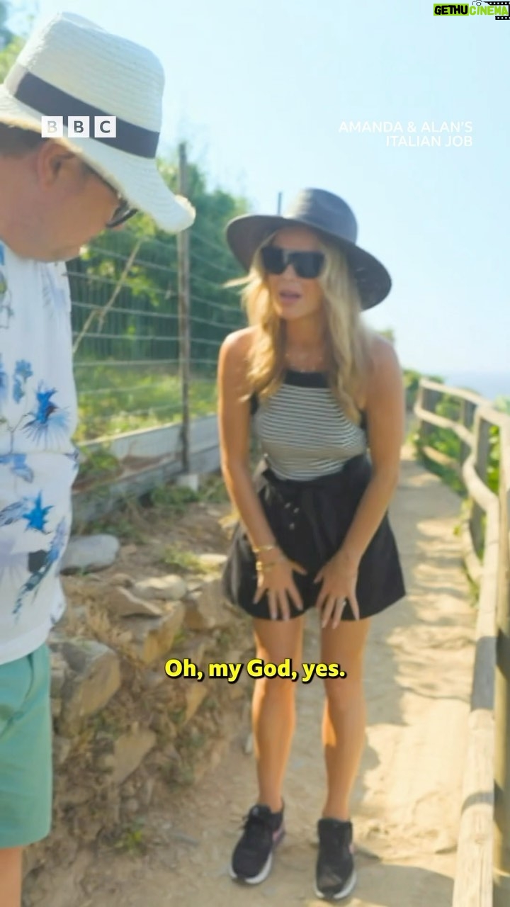 Amanda Holden Instagram - “I see dead people... in my knees” 💀 @noholdenback @chattyman #AmandaAndAlan #ItalianJob #iPlayer #AlanCarr #AmandaHolden
