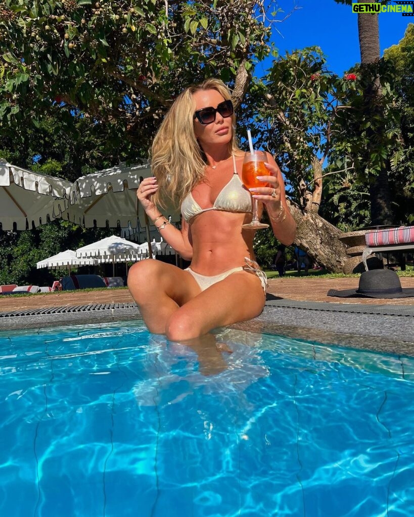 Amanda Holden Instagram - Almost 3 million of you have already watched Series 2 of #ItalianJob over the last 24 hours so I’m raising a glass to celebrate + say THANK YOU 🥰 Catch up (or binge watch!) the whole series on @bbciplayer this week or Episode 2 is on BBC1 next Friday. Raising money again for @bbccin & @comicrelief 🙏🏼 PS - Another blooper for you here 😂 Please let @chattyman & I know your favourite bits - we love reading all your messages! 🇮🇹 #AmandaAndAlan@m