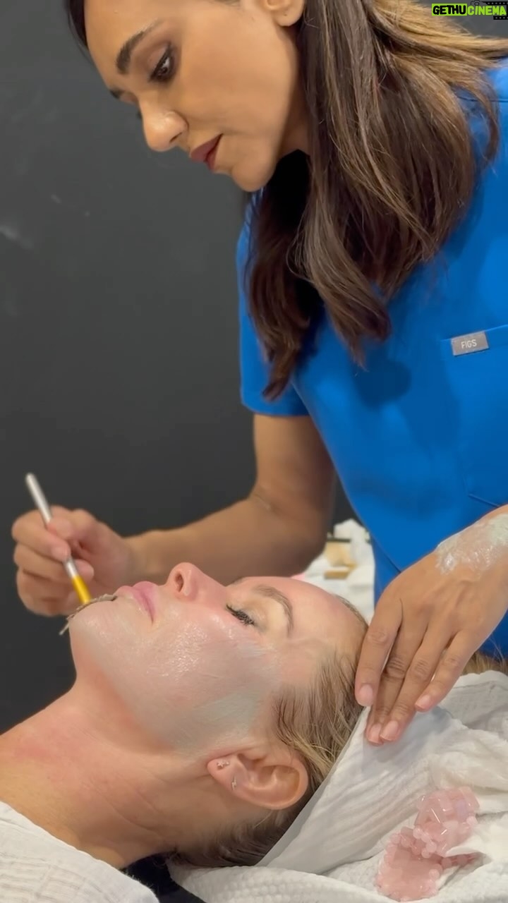 Amanda Holden Instagram - And breathe… time for a long overdue facial and get #christmas ready ! Can’t wait for some quality time with my family I’ve been indulging in Collagen Wave & Hydrafacials for skin lifting and hydration ever since @NilamHolmes introduced this wonderful combination. It has become my preferred treatment, consistently delivering a glow to my skin.Let it glow let it glow let it glow 😂🥰 #CollagenWave #Hydrafacial #GlowingSkin #SkinTreatments #NilamHolmes
