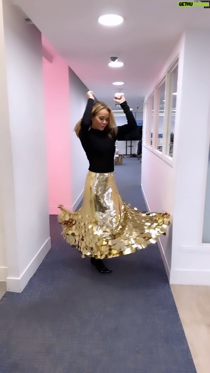 Amanda Holden Instagram - Skirt of #christmas #dreams … 🥂