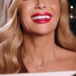 Amanda Holden Instagram - So excited to share my Christmas TV #Ad with @baylisandhardingplc 🎅🏼 I feel like the fairy on top of the tree! ☃️ Find the perfect stocking-filler with my ‘A List’ on the Baylis & Harding website, featuring my favourite Christmas gift sets for all your friends & family 🎄🥰 #GiftWithBaylisandHarding #ChristmasGiftShop #AmandasAList
