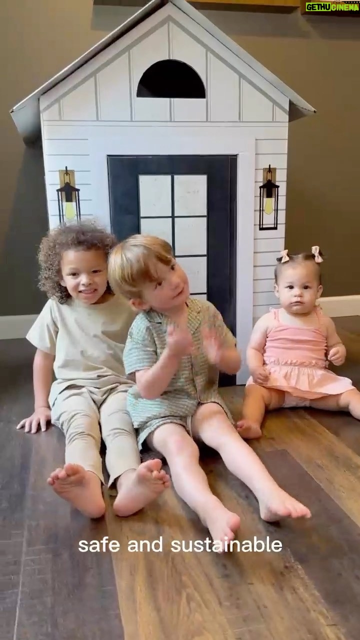 Amanda Seyfried Instagram - @makeitcutekids and @manymoons have teamed up for an extra-special (earth-conscious!) giveaway 🌿 Enter to win the ultimate package in sustainable fashion and play: 🏠Make It Cute playhouse (winner can select style: Cottage or Modern Farmhouse) 🥼Manymoons personalized fall capsule wardrobe (This includes up to 10 coordinating styles, depending on your selections, and is available in sizes from 0-7y) Enter for a chance to win: 👍🏼Follow @makeitcutekids + @manymoons 👍🏼Like this post 👍🏼Tag three (3) of your sustainable and fashionable friends The winner will be announced on Friday, August 11 at 12pmET. This giveaway is not affiliated with Instagram. Contest is open to the 48 contiguous United States.