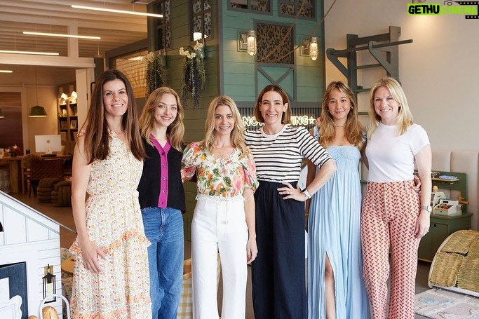 Amanda Seyfried Instagram - @greenwich_play fully gets and appreciates the @makeitcutekids ethos and on Wednesday we got to hang in person and introduce our playhouses to amazing new friends. Thank you @greenwich_play you are inspiring and wonderful! π· @andreacarson