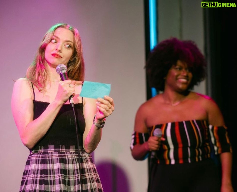 Amanda Seyfried Instagram - A glorious @gayshamecomedy evening fundraising for @newrootsartists captured by @photojuice 🏳️🌈