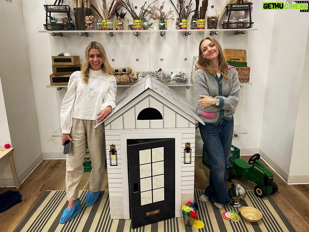 Amanda Seyfried Instagram - @unionsquareplay is already cute we just added some real estate for extra inspiration. Thanks @jenniemonness and friends for a wonderful day!