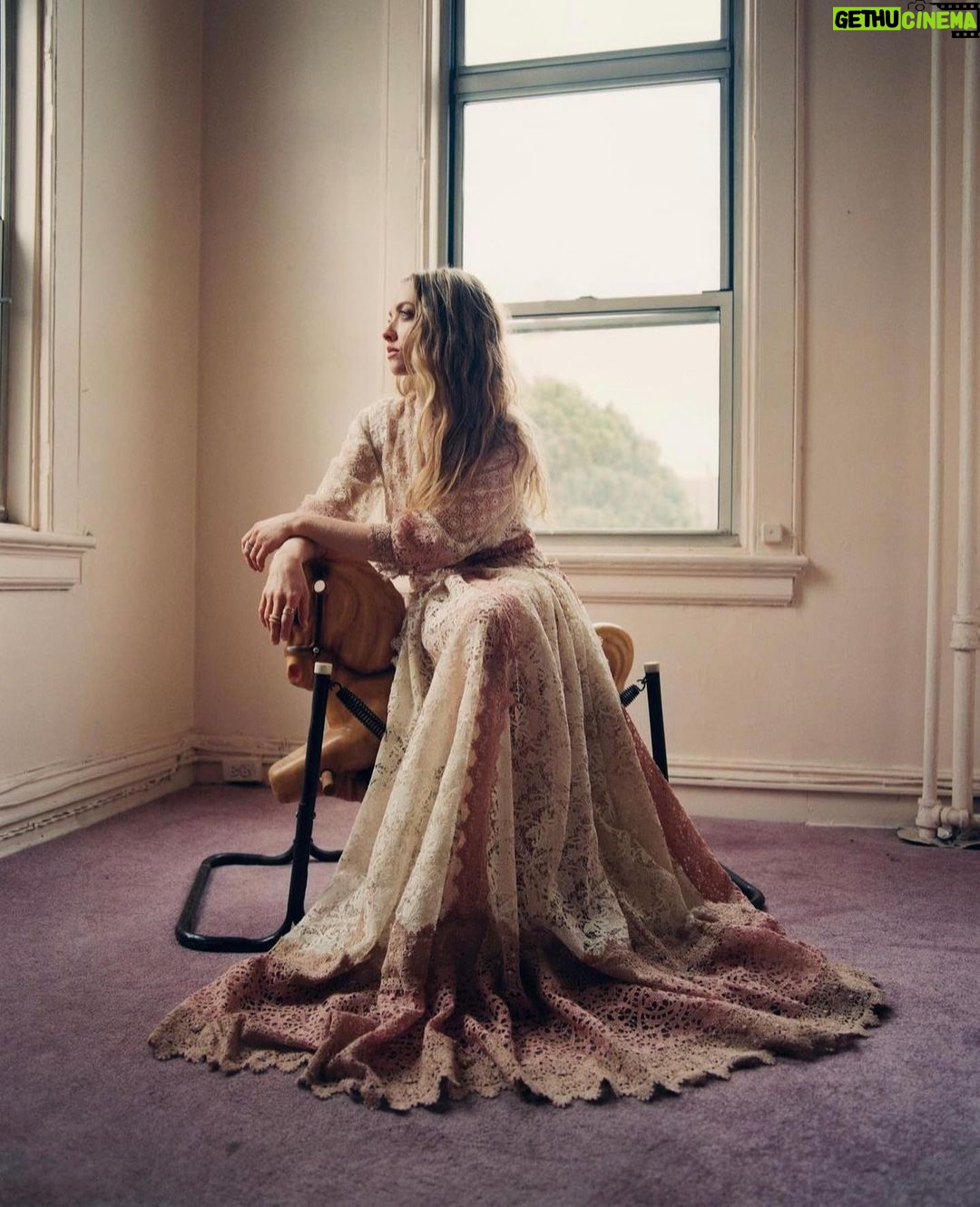 Amanda Seyfried Instagram - Photographer : @josefinasantos Photo assist: @just_dropped_in @dana_golan Stylist: @paulinazas Makeup: @brigittemakeup Hair: @djquintero Mani: @yukie_miyakawa_nails Stylist assistant: @flortraversaro Production: @leahmaraproductions