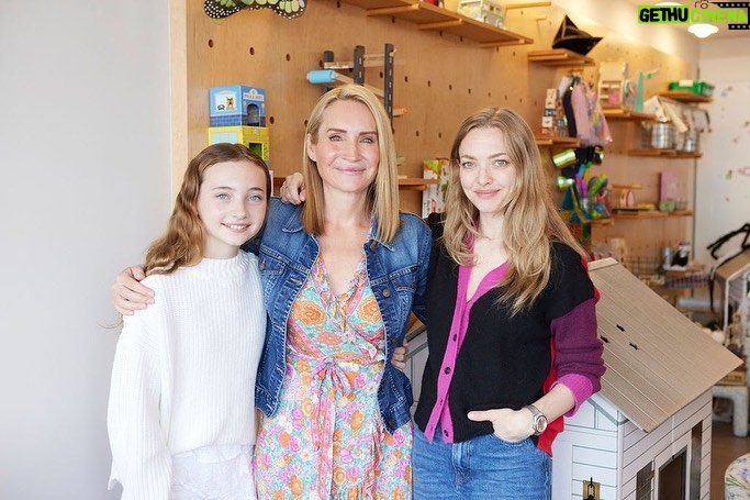 Amanda Seyfried Instagram - @greenwich_play fully gets and appreciates the @makeitcutekids ethos and on Wednesday we got to hang in person and introduce our playhouses to amazing new friends. Thank you @greenwich_play you are inspiring and wonderful! π· @andreacarson
