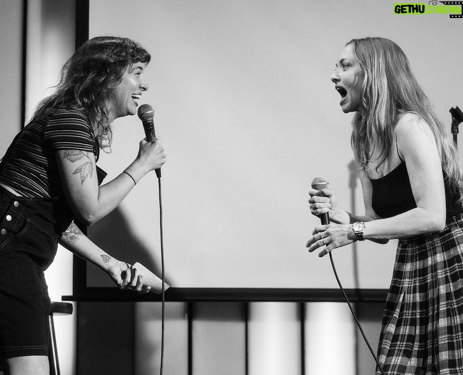 Amanda Seyfried Instagram - A glorious @gayshamecomedy evening fundraising for @newrootsartists captured by @photojuice 🏳️🌈
