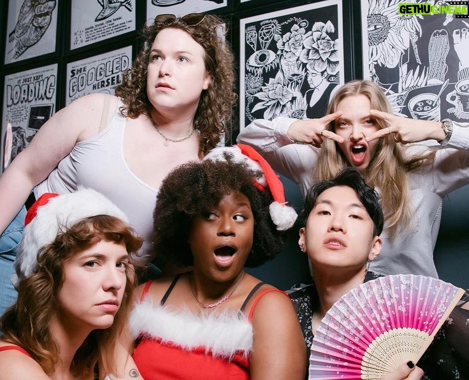 Amanda Seyfried Instagram - A glorious @gayshamecomedy evening fundraising for @newrootsartists captured by @photojuice 🏳️🌈