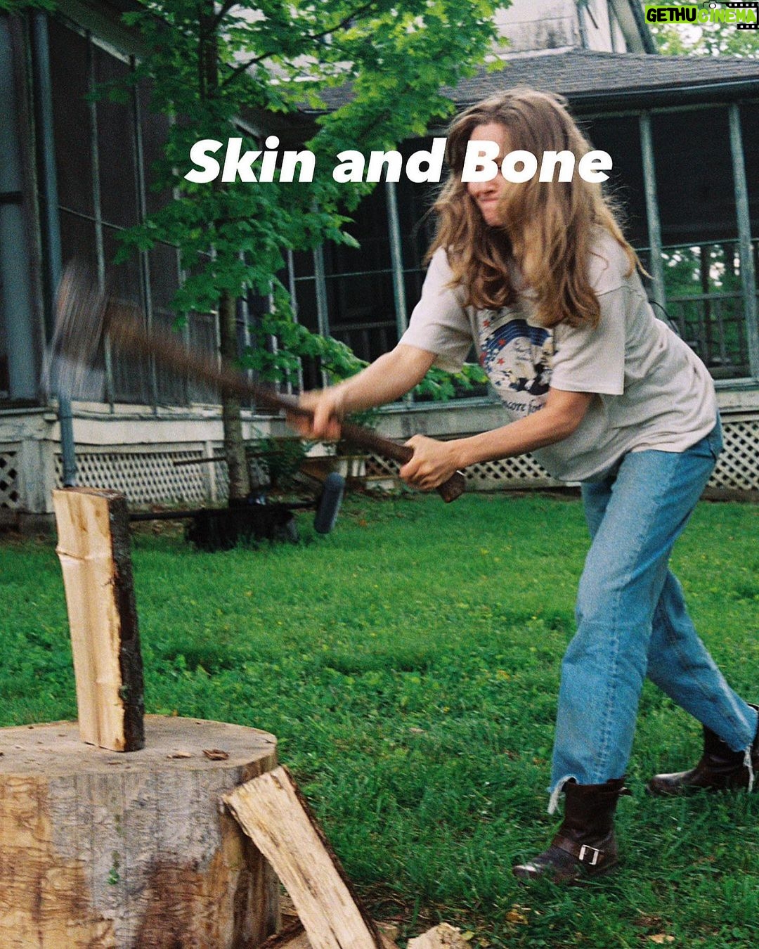 Amanda Seyfried Instagram - Thoughtfully shot on real farm with real animals, real banjo, real axe. This is the only marketing we can afford. Enjoy! (Link in bio)