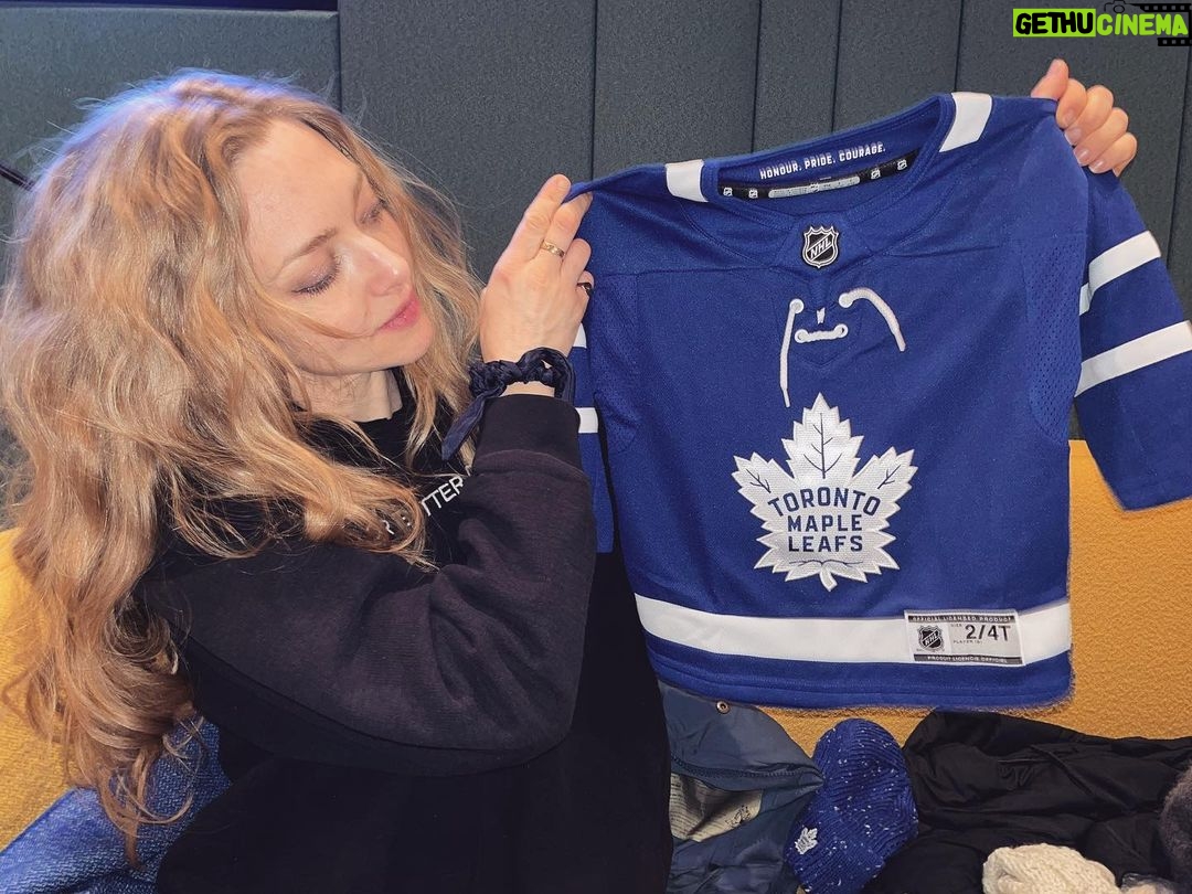 Amanda Seyfried Instagram - Jersey for the boy 🍁🏒 (thank you @mapleleafs)