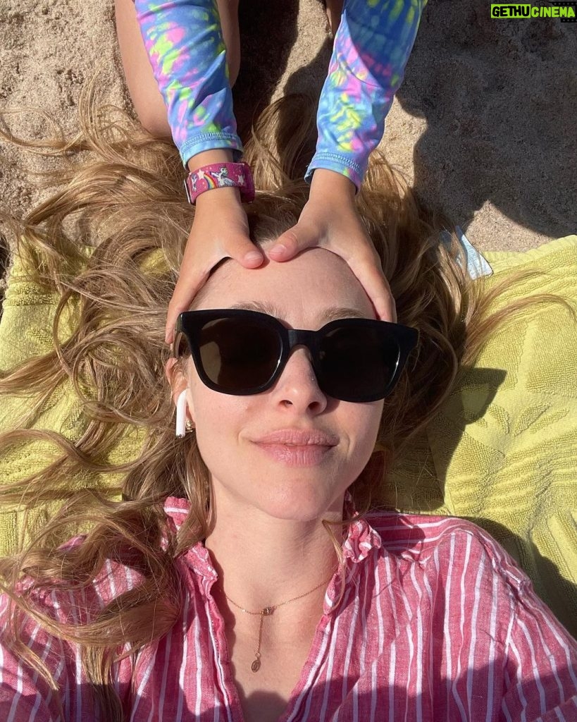 Amanda Seyfried Instagram - DO I WANT A FACE MASSAGE YOU BET I DO KID ⛱️ The Beach