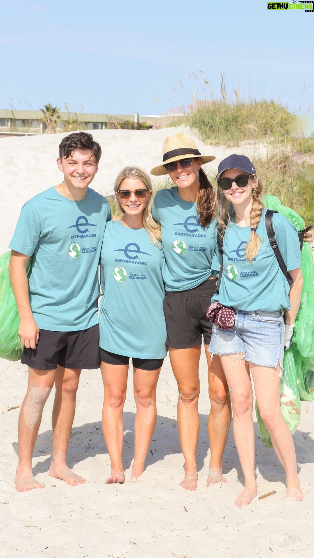 Amanda Seyfried Instagram - #tbt A look back at Make It Cute and @earthdaynetwork beach cleanup event earlier this summer. As @mingey recalls, “I’ve never been so intent on finding trash like it’s treasure. It’s eye-opening to know how many little pieces of pollution are just waiting for us to find them before it becomes an even bigger problem. I want to bring a trash bag with me everywhere in case I can make a little difference. And it’s easy to make it fun for kids.”