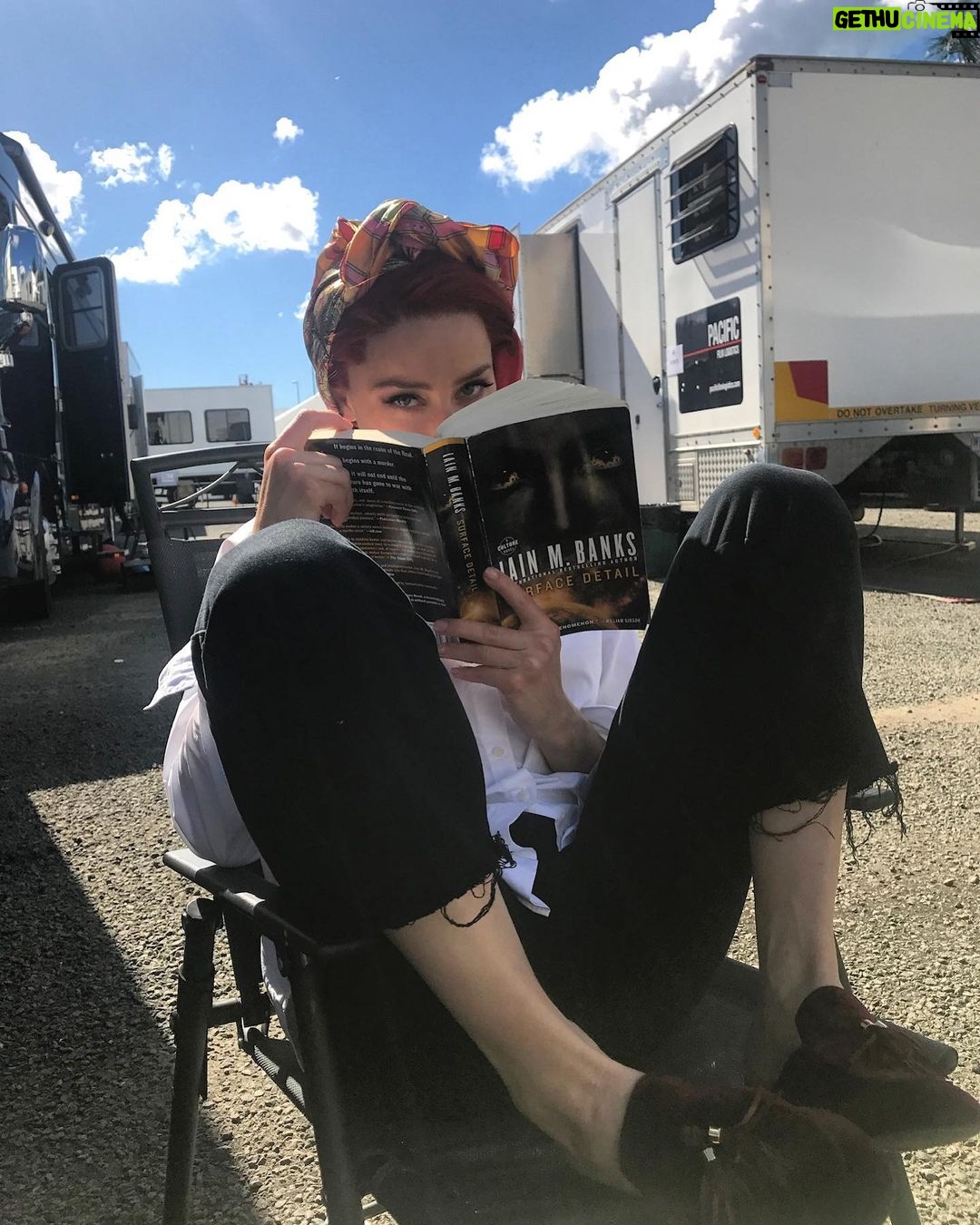 Amber Heard Instagram - Before Aquaman took the last pages out of this book 🧜♀️ #gettingakindleforaquaman2 @prideofgypsies @aquamanmovie