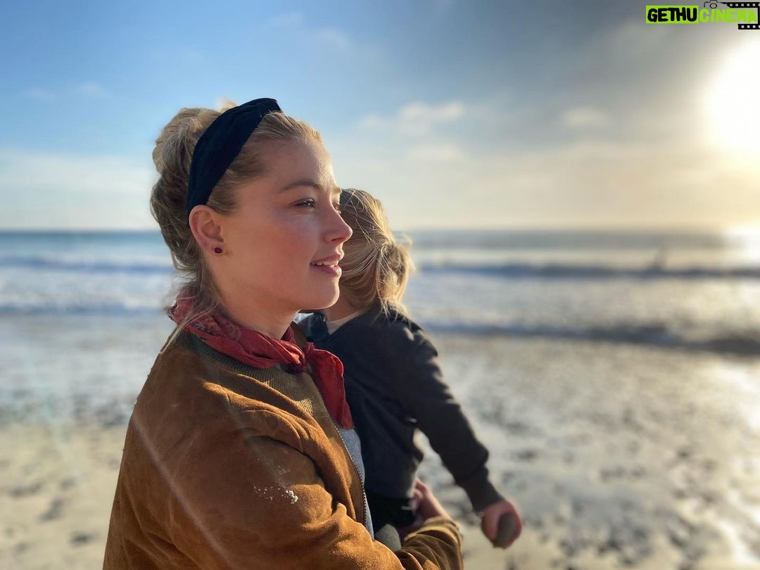 Amber Heard Instagram - Hereβs to the weekend and the ones you love πππ