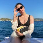 Amber Heard Instagram - SPF1000 + beautiful beach + ADD - emergency that must be dealt with IMMEDIATELY = beach-bag library