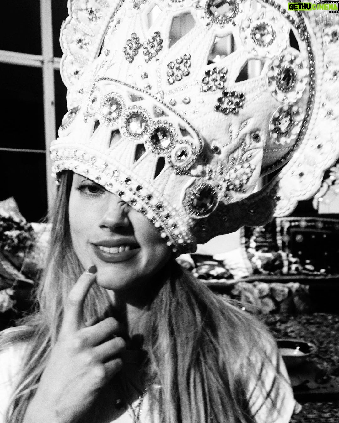 Amber Heard Instagram - I say the bigger the hat, the closer to @alicetemperley Blast from the Past