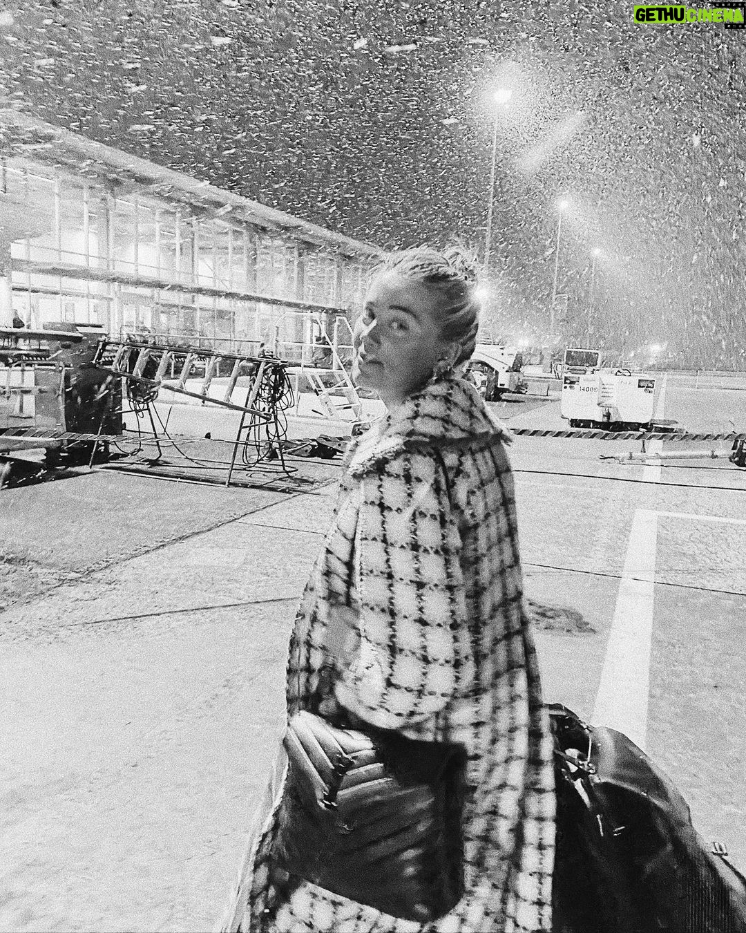 Amber Heard Instagram - Rare sighting of a Texan in the snow #TheStand #coldconfetti