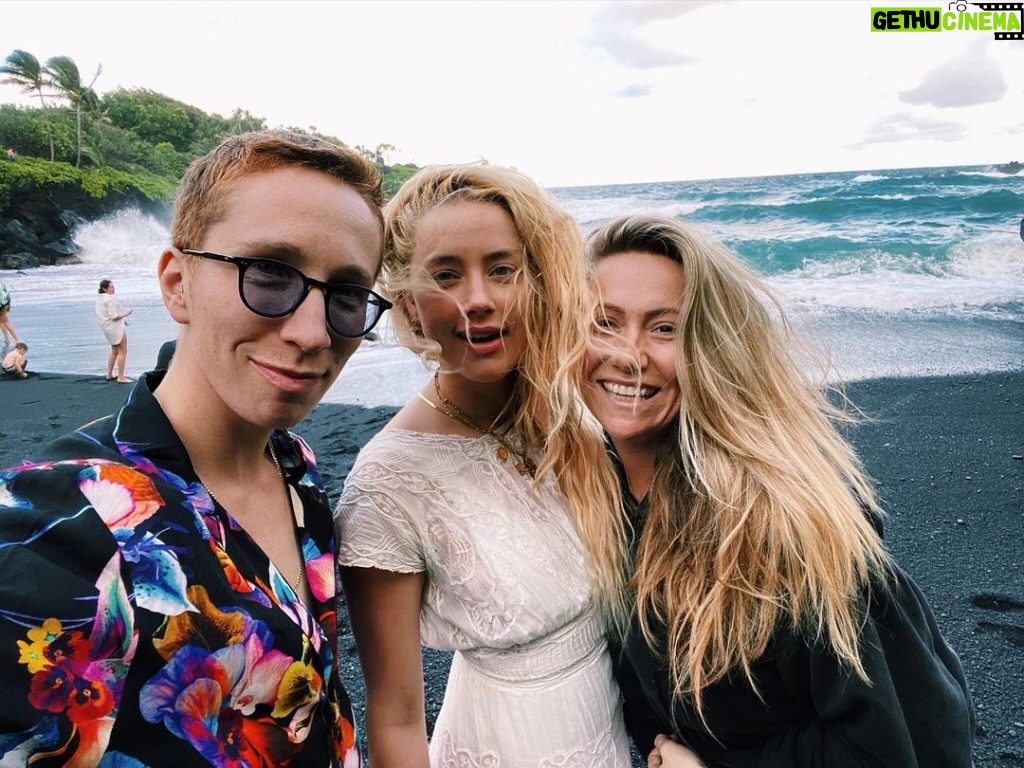 Amber Heard Instagram - Feel lucky to have been able to hobble down to the most exquisite black sand beach in Hawaii #wickedgame #part2 ??.. @iolovesyou @sasafrassy