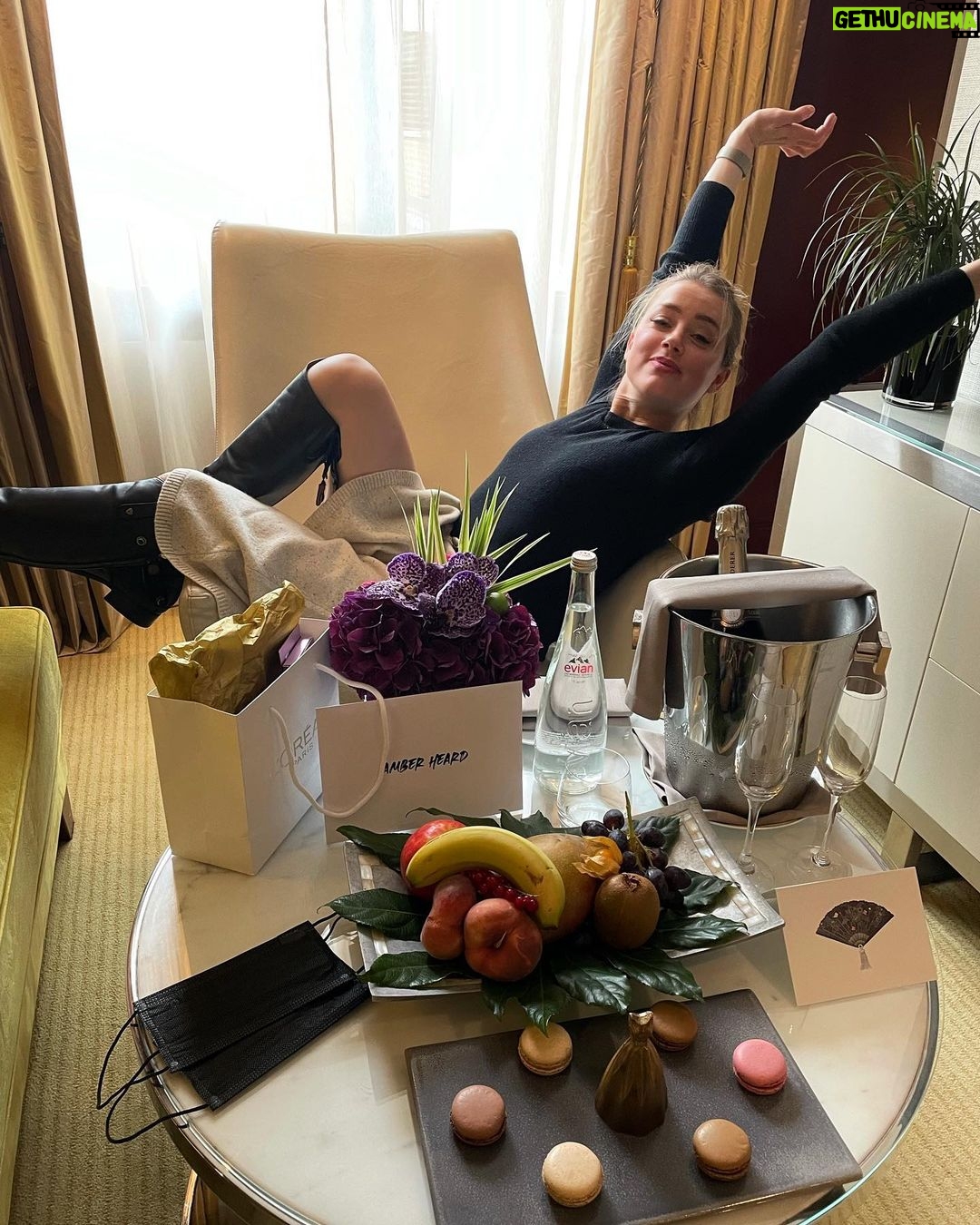 Amber Heard Instagram - Bonjour!!! 🇫🇷