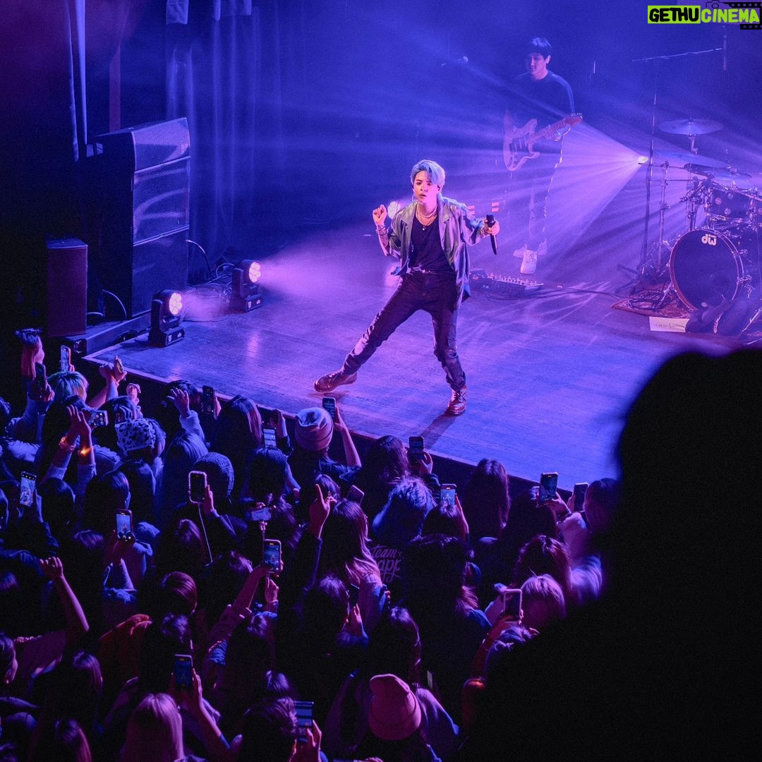 Amber Liu Instagram - NEW YORK CITY!!! That was a wild night π§‘π taught my keyboard player the βbend and snapβ hair flip on stage, lost a shoe, and then danced in my socks the rest of the set, and guys!β¦ βI DID A THING!!β ππ thank you thank you! π please rest your voices, I swear a lot of you lost your voices yesterday π€ͺ THANK U AGAIN! DC SEE YOU TONIGHT!! #nomoresadsongstour (swipe for more smiles from the roadπ)