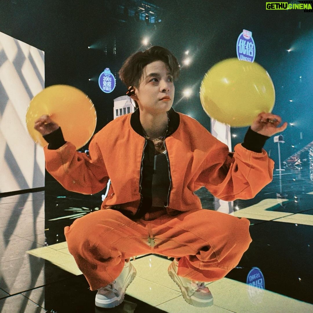 Amber Liu Instagram - JOIN THE SQUAT SQUAD 💠HAVE YOU DONE YOUR SQUATS TODAY?! 👊