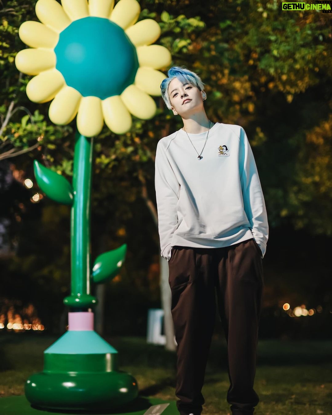 Amber Liu Instagram - what a night in shanghai with @lululemon 🤟 thank you always for your amazing energy and dancing with me 😎💃🕺 love you guys LEGGO~