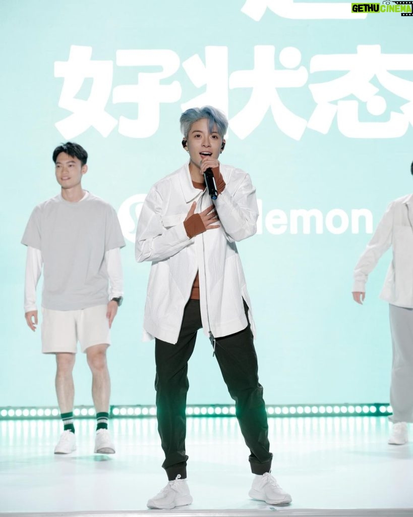 Amber Liu Instagram - what a night in shanghai with @lululemon 🤟 thank you always for your amazing energy and dancing with me 😎💃🕺 love you guys LEGGO~