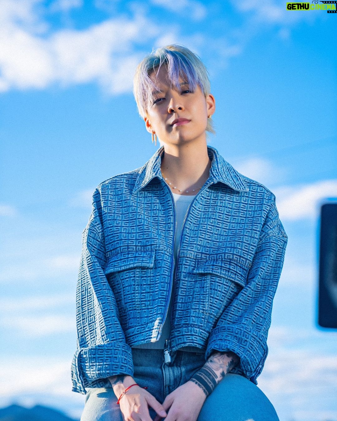 Amber Liu Instagram - If you're feeling FOMO from this tour, don't worry! Thanks to @veeps we'll be able to livestream my NY concert to you all. Check out Veeps for more info!! 🤘#NoMoreSadSongsTour