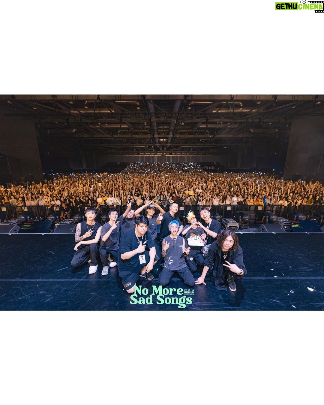 Amber Liu Instagram - THANK YOU SHANGHAI! Love you guys ๐งก big thanks to my lil sis @lexieliu_ for coming out to perform! Next stop Hangzhou ๐