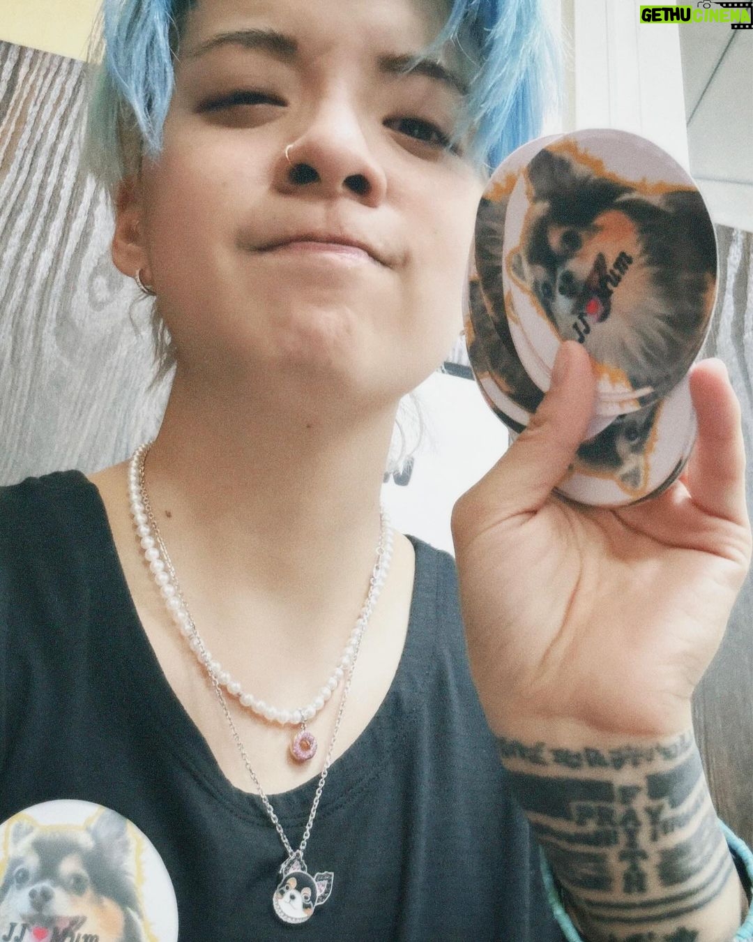 Amber Liu Instagram - TIANJIN!!! I swear i was freezing when i got to the city but last nights show was HOTTT🔥🔥 Thank you so much again and i got to try the Jian Bing Guo Zi! Also the JACKJACK STICKERS!! JJ says “thank you hoomans” 🥰 LOVE YOU GUYS 💛🧡 CHANGSHA, I’ll see you TOMORROW!! 🤘🤘 #NoMoreSadSongsTour