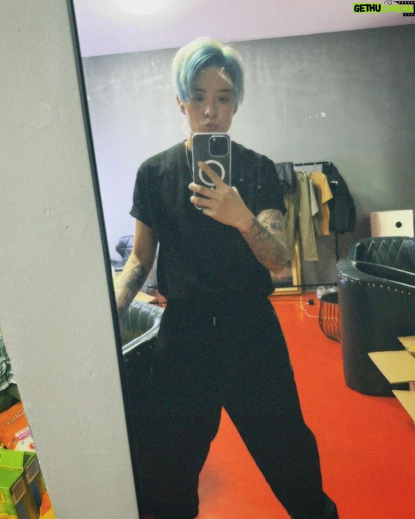 Amber Liu Instagram - TIANJIN!!! I swear i was freezing when i got to the city but last nights show was HOTTT🔥🔥 Thank you so much again and i got to try the Jian Bing Guo Zi! Also the JACKJACK STICKERS!! JJ says “thank you hoomans” 🥰 LOVE YOU GUYS 💛🧡 CHANGSHA, I’ll see you TOMORROW!! 🤘🤘 #NoMoreSadSongsTour