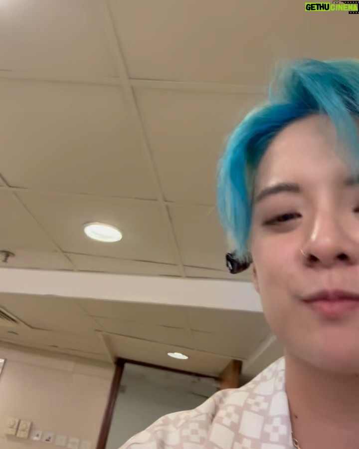 Amber Liu Instagram - HONGKONG!! I really hope you all didnt lose your voices 😅 i would like to announce I FINALLY SECURED THE BUBBLE WAFFLES… and ate it all before i could take a pic haha what another crazy night rocking out with you all 🤘🤘and forthe cantonese lesson YUN SIU ZIT FAAI LOK!! THANK U AND SEE U IN TIAN JIN!! 🧡💛 #NoMoreSadSongsTour