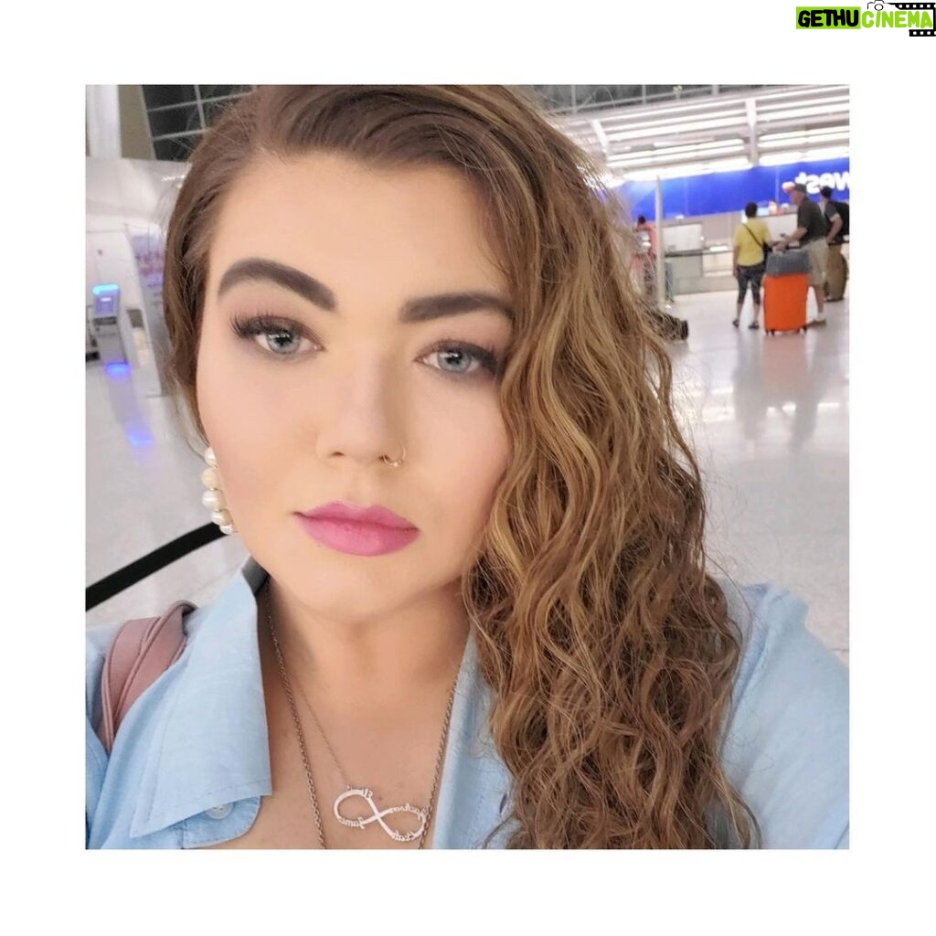 Amber Portwood Instagram - Happy New Year 2023!! I hope you’re having a wonderful day and that it’s an indication that we’ll all have a wonder year! Sending you light and love 💫🌟✨💕💗💜 #newyou #newyear #morelight #morelove #lightandlove #bestyearofmylife #timeofmylife #takingoff
