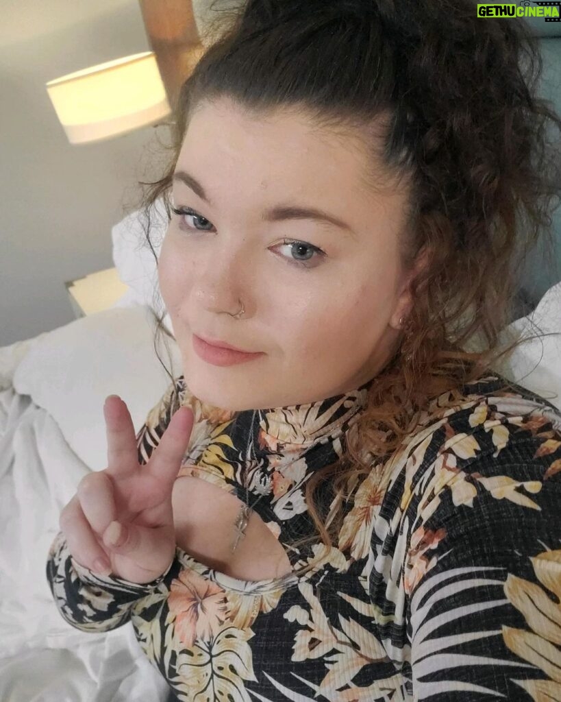 Amber Portwood Instagram - Sending you beautiful souls some good vibes for this new week ✨ . . . . . #goodvibesonly #beautifulsoul #happymonday #newweekmotivation #amberportwood