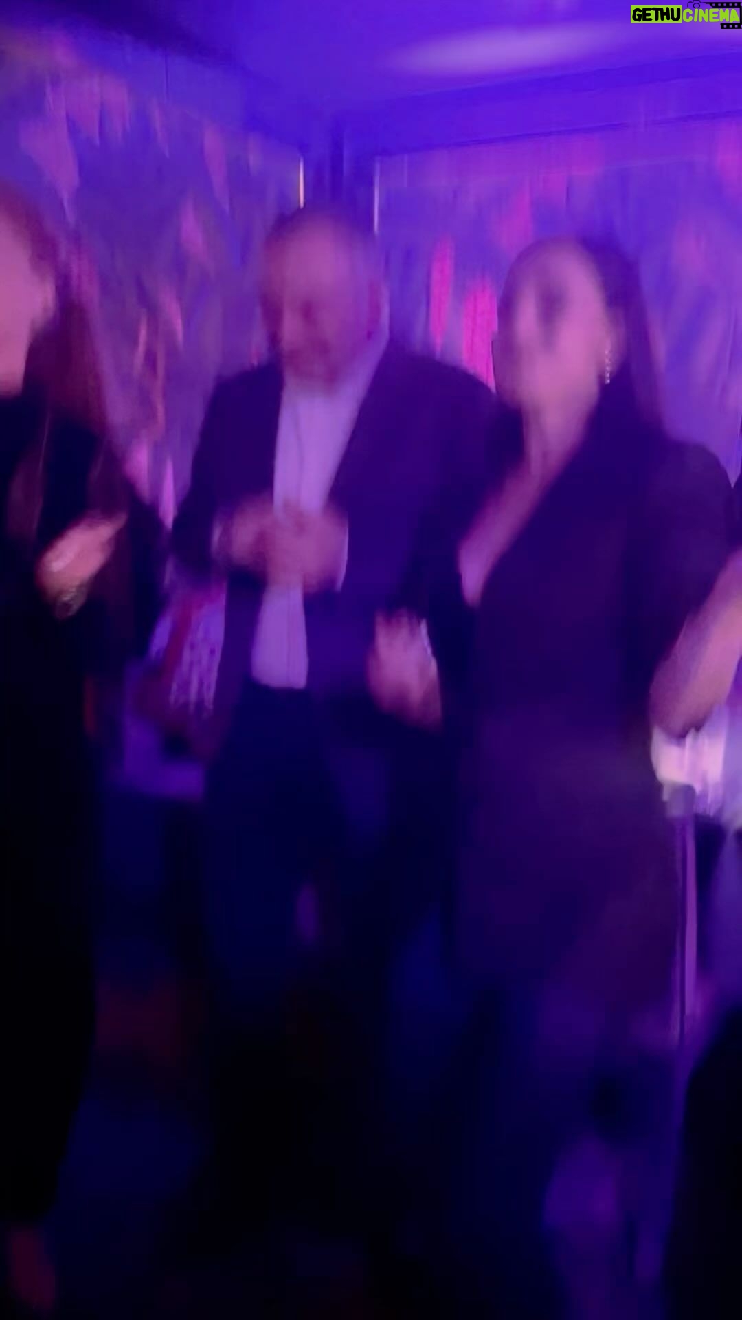 Ameesha Patel Instagram - LONDON —- what a crazyyy fun Saturday nite last nite was —- thank u my darlings Dilip n @sonuuk —-/ u guys are just toooooooooo much fun !! And sooo loving 💖💖🇬🇧🇬🇧🇬🇧