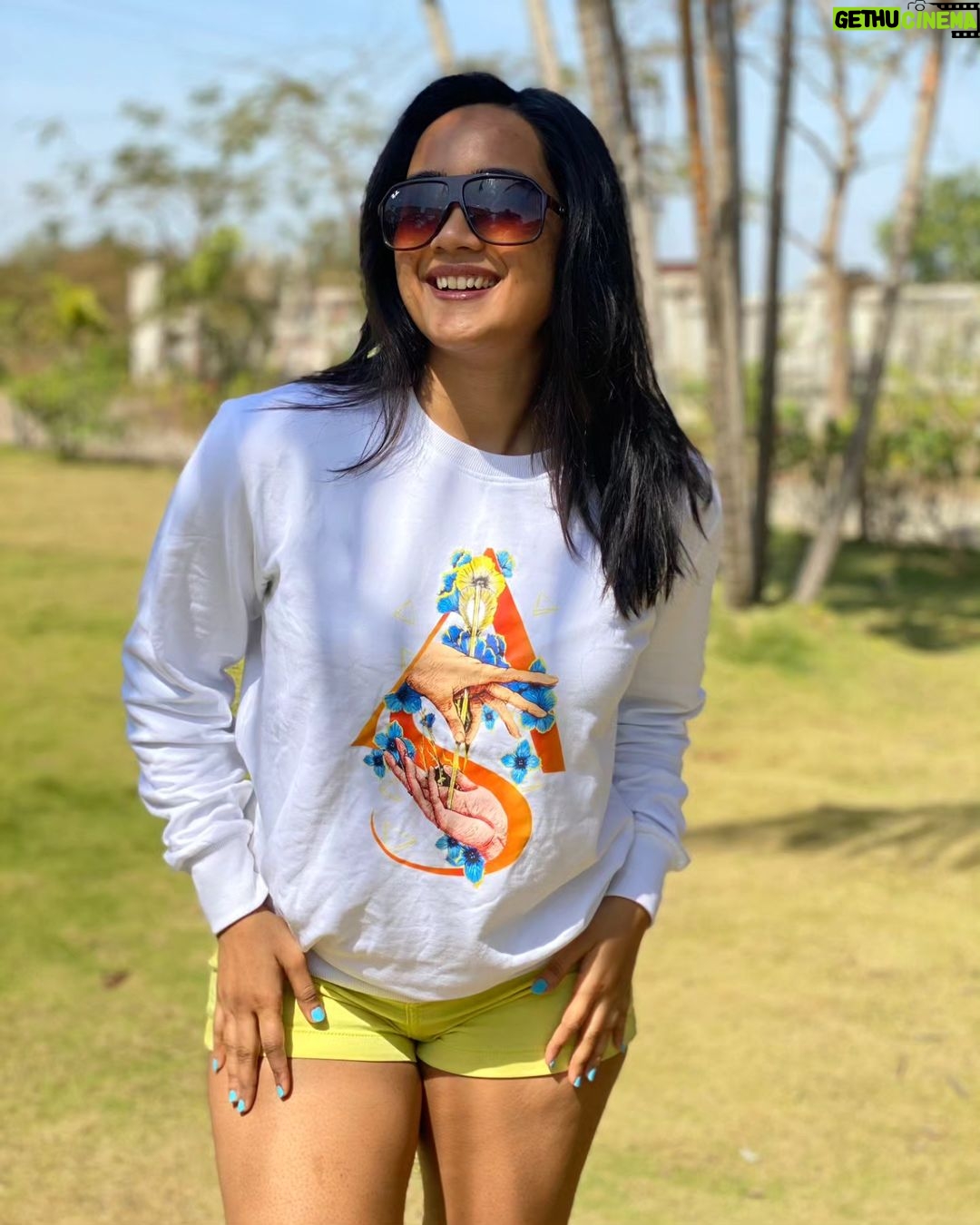 Amika Shail Instagram - New Summer collection is here. Hoodie by @amikashailmerchandise ..shop now. LINK in BIO . . #amikashail #asm #amikashailmerchandise #hoodie #sale #summercollection #style #instafashion