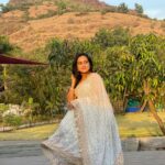 Amika Shail Instagram – How many likes for this look ? 
.
.
#amikashail #saree #travelblogger #traveling #tour #lonavala #maharashtratourism #traditional #indianlook #instagood #instalike