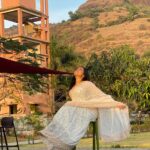 Amika Shail Instagram – How many likes for this look ? 
.
.
#amikashail #saree #travelblogger #traveling #tour #lonavala #maharashtratourism #traditional #indianlook #instagood #instalike
