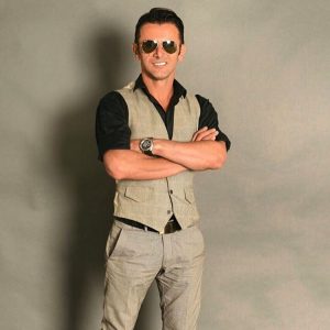 Amin Hayaei Instagram - زندگى كن و لبخند بزن ، به خاطر آنهايى كه از نفست آرام مى گيرند و به اميدت زنده هستند و با يادت خاطره مى سازند و
من بهترينهارو برايتان آرزو مى كنم
🌹🙏🌹