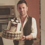 Amin Hayaei Instagram – در اين ساليانى كه از عمرم گذشت، هر چند پر فرازو نشيب، اگر توانسته باشم حتى براى دقايقى تأثيرگذار بوده و يا
لبخند را مهمان لبها و شادى را تقديم دلهاى مردم عزيزم كنم خداوند را بسيار شاكرم
ممنونم از لطف و تبريك هاي زيباتون 🙏❤️🙌