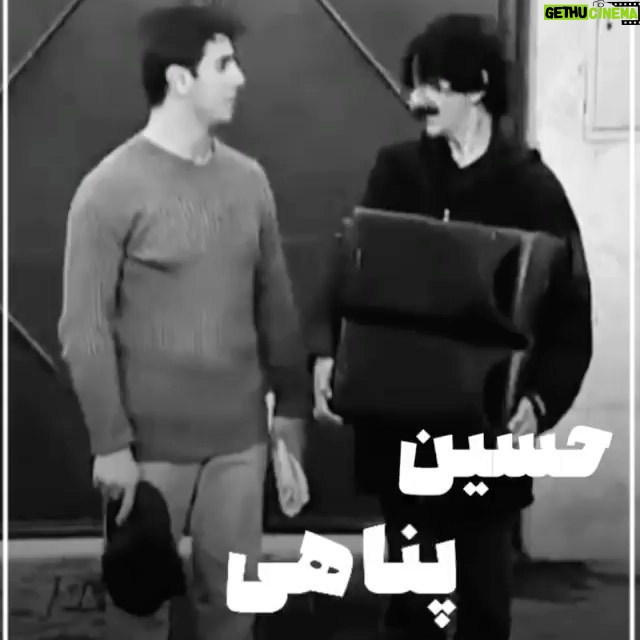 Amin Hayaei - 521.4K Likes - #.
انسانم !
ساکت، چون درخت سیب !
گسترده، چون مزرعه ی یونجه !
و بارور، چون خوشه ی بلوط !
به جز خداوند،
چه کسی شایسته ی پرستش من خواهد بود!؟
"حسین پناهی"
#❤️ #حسين_پناهي
#روزبه_معینی
@roozbeh_moeini
