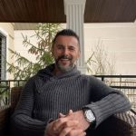 Amin Hayaei Instagram - # به امید پاک شدن دنیا از ویروس کرونا و‌ به پاس قدردانی از زحمات تیم درمانی ، پرستاران و پزشكان برای قطع زنجیره کرونا در خانه می مانیم و به حمایت از استعدادهای کشور عزیزمان، به تماشای آخرين ضبط هاى برنامه بدون تماشاگران داخل استوديو می نشینیم تا به زودی و در ادامه مسیر با هم به روی صحنه بازگردیم و در کنار هم از ديدن استعدادهاى ايرانى لذت ببريم. 🙏❤️ #در_خانه_بمانیم #asrejadid #roozbeh_moeini