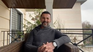 Amin Hayaei Instagram - #
به امید پاک شدن دنیا از ویروس کرونا
و‌ به پاس قدردانی از زحمات تیم درمانی ، پرستاران و پزشكان 
برای قطع زنجیره کرونا در خانه می مانیم و به حمایت از استعدادهای کشور عزیزمان، به تماشای آخرين ضبط هاى برنامه بدون تماشاگران داخل استوديو می نشینیم تا به زودی و در ادامه مسیر با هم به روی صحنه بازگردیم و در کنار هم از ديدن استعدادهاى ايرانى لذت ببريم.
🙏❤️
#در_خانه_بمانیم 
#asrejadid 
#roozbeh_moeini