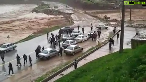 Amin Hayaei Instagram - گویا غافلگیر شدن در کشور ما، از وظایف ستاد بحران است! جای غافلگیری به داد مردم گرفتار برسید. آن چه می تواند نعمت الهی باشد، گوشه گوشه کشورمان بلای جان مردم شده... دست بگشاییم به یاری هموطنان مصیبت زده خود که زمان ثابت کرده جز خودمان هیچ کس و هیچ نهادی با تمامش یاری رسان نیست؛ امید به خدا که از این شرایط با کمک هم عبور کنیم. خدايا خودت رحم كن🙏🙏🙏